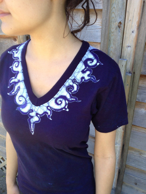 Batik Necklace Organic Cotton Vneck Tshirt - Batikwalla
- 1