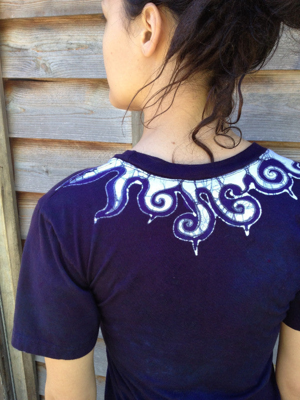 Batik Necklace Organic Cotton Vneck Tshirt - Batikwalla
- 2