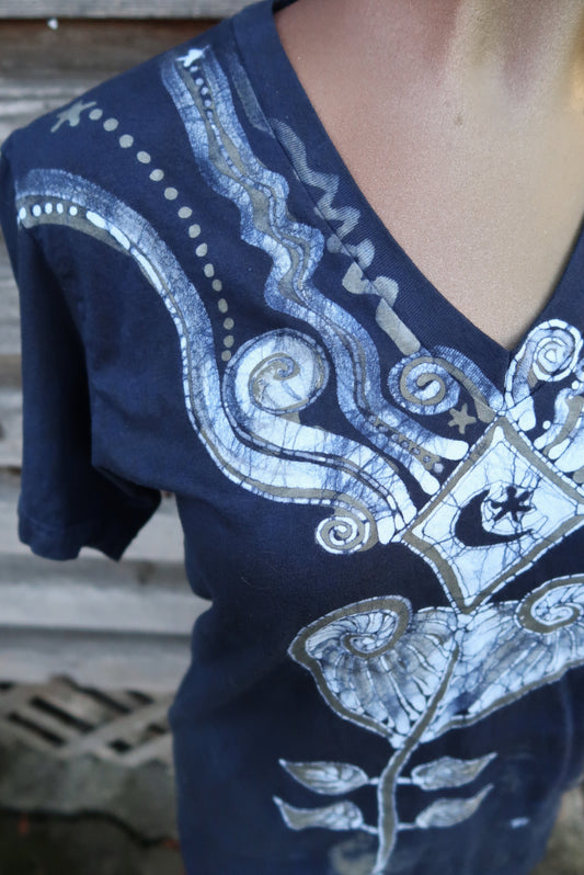 Kite Over Diamond Lake in Teal - Hand Crafted Batik Vneck Tee Batikwalla by Victoria 